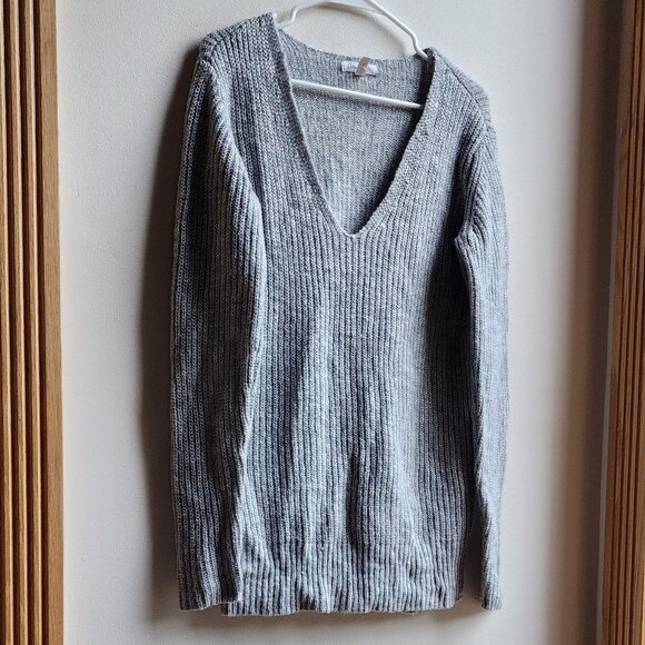 Aeropostale Gray V-Neck Sweater Size Medium - Picture 1 of 14